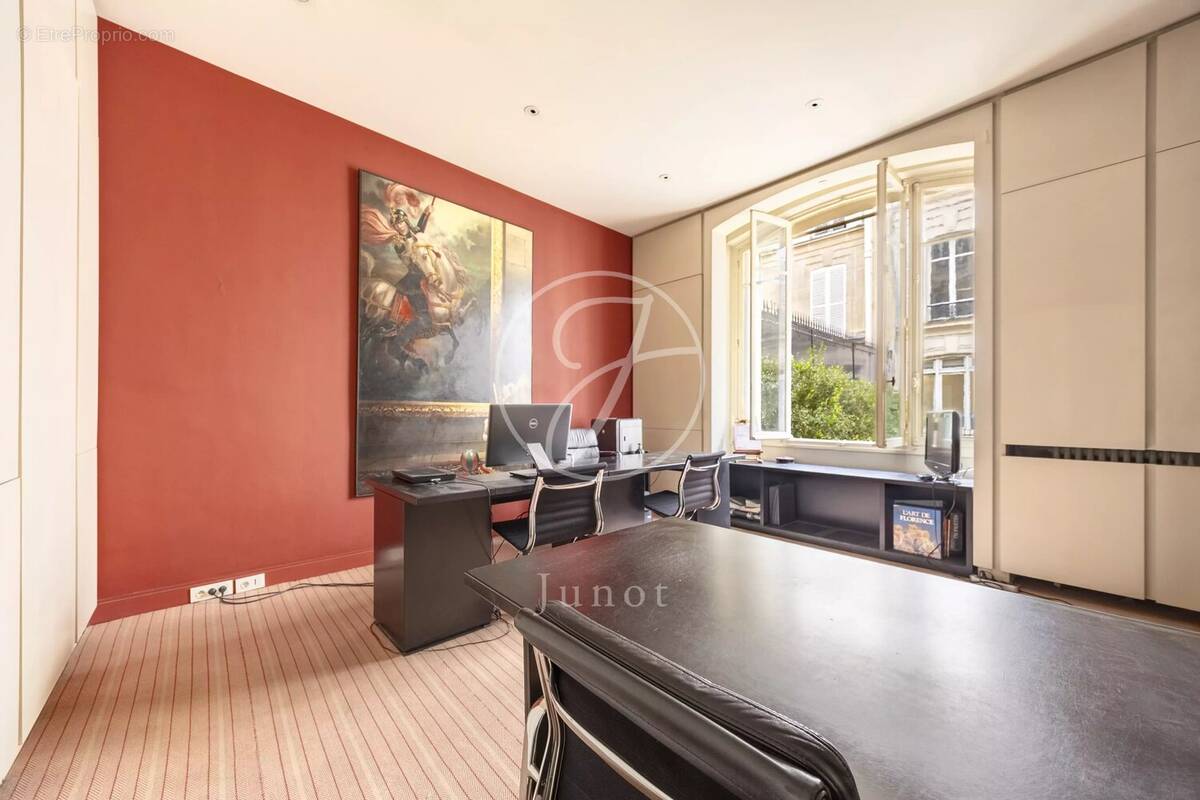 Commerce à PARIS-8E