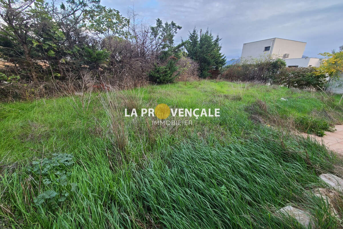 Terrain à POURRIERES