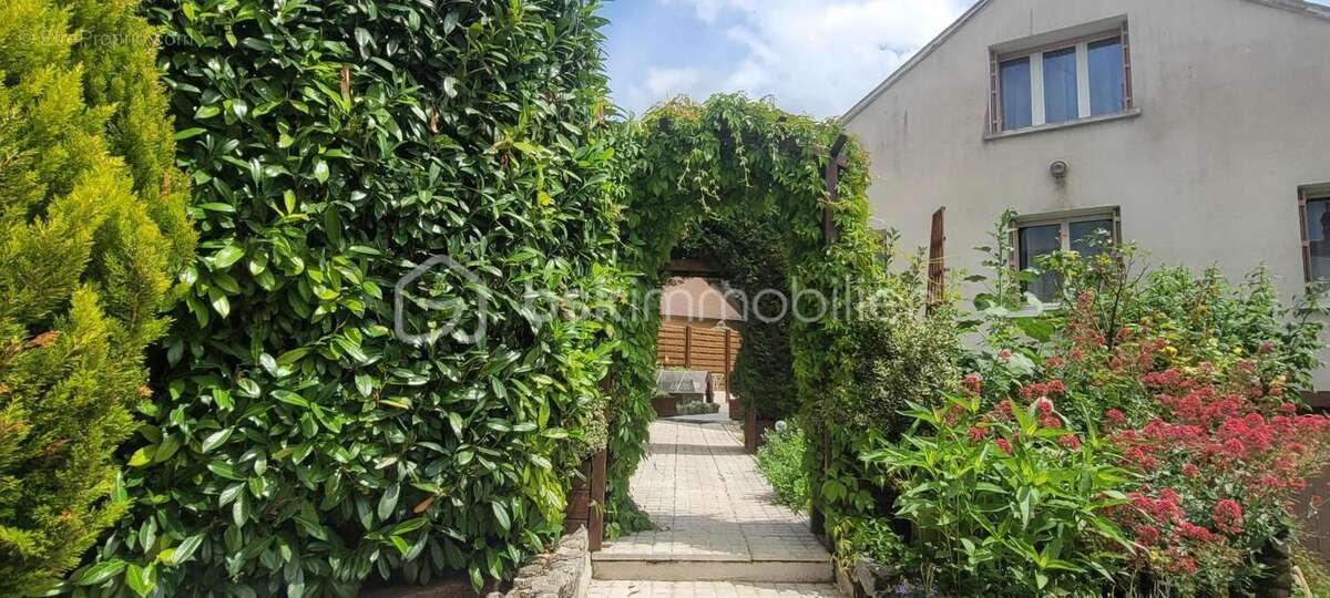 Maison à BEAUNE-LA-ROLANDE