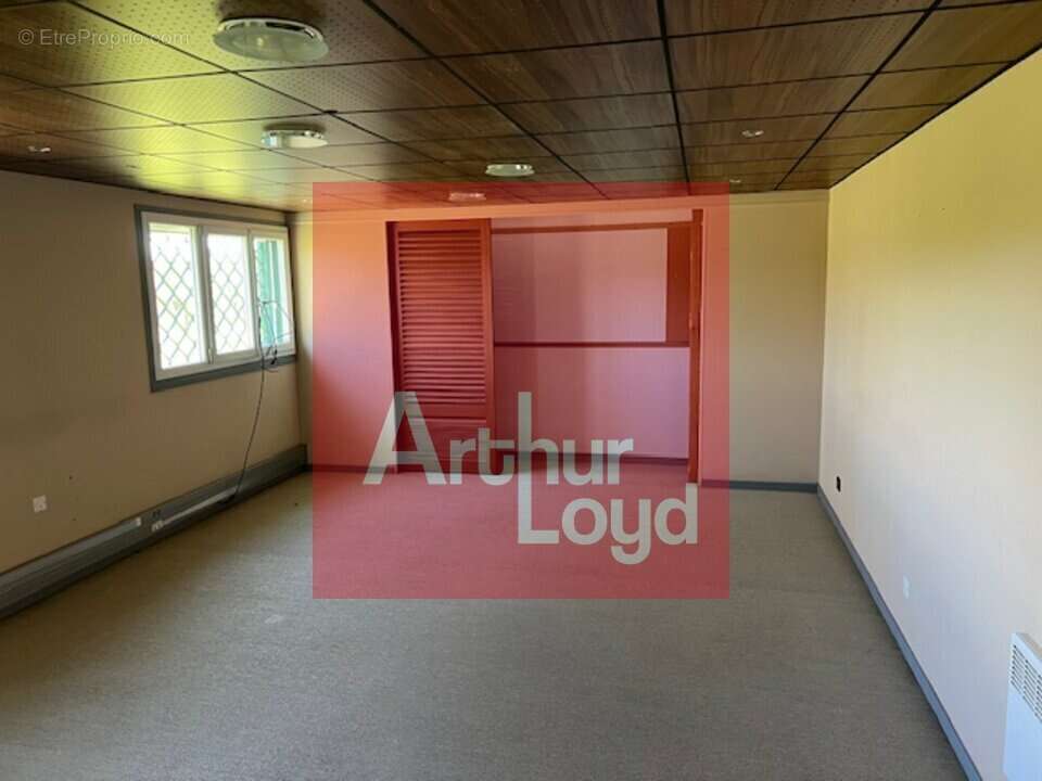 2185 m² à Saint-Etienne-De-Fougeres  - photo 2