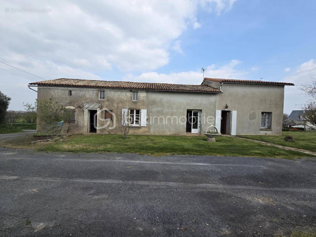 Maison à CLUSSAIS-LA-POMMERAIE