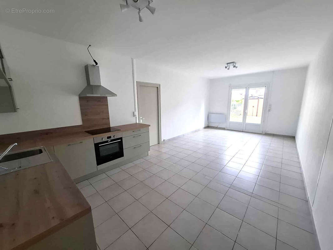 Ensemble immobilier rénové Deux maisons et un garage loués, revenus immédiats - photo 2
