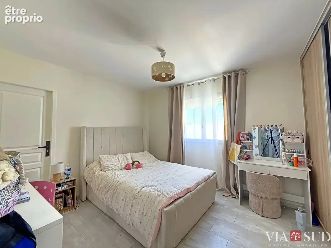 Villa contemporaine 2013, 195 m² de plain-pied sur 1 000 m² clos : 4 chambres, piscine au sel, cuisine d'été et un DPE A qui cha - photo 13