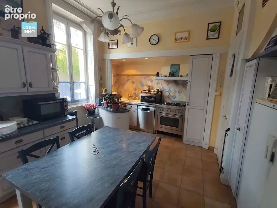 A MACON EN BOURGOGNE APPARTEMENT 8 PIECES DE 217 M² AVEC