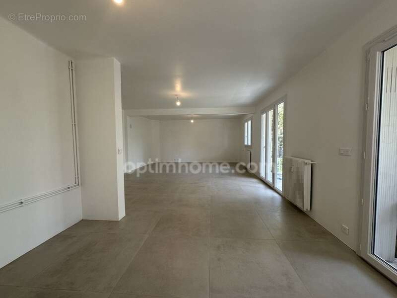 Cannes- Croix-des-Gardes. Grand appartement rénové à vendre 5 pièces avec cave et garage. 458 000 € - photo 3