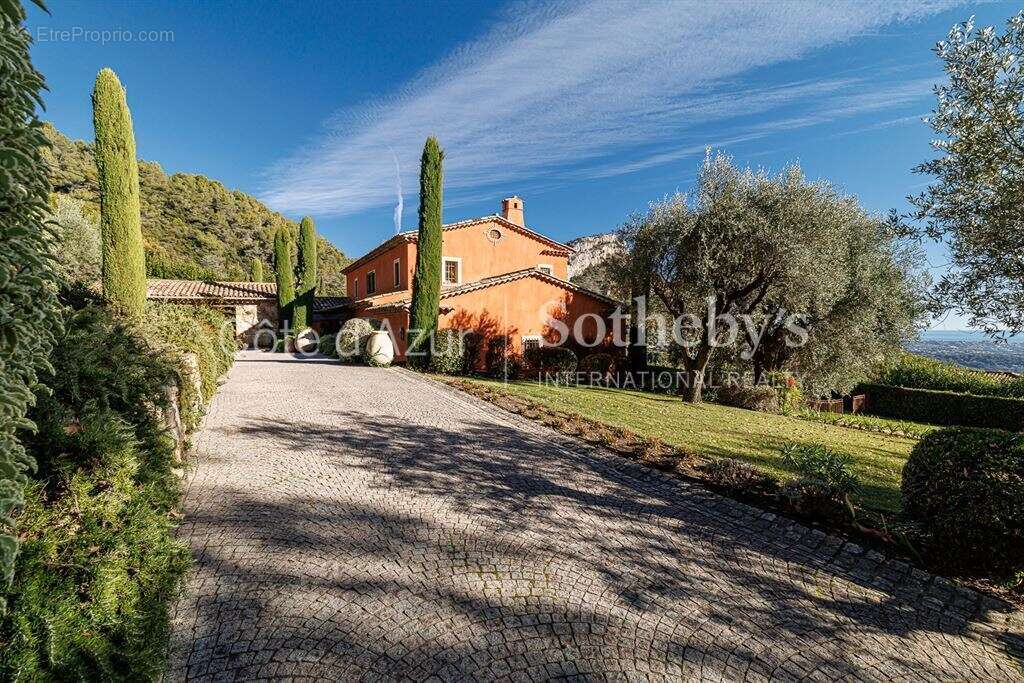 Vence bastide néo provençale avec vue mer, piscine chauffée et jardin paysager de 4 300 m² - photo 2
