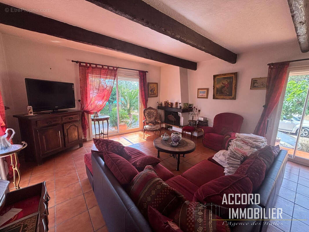 Villa de type f4 avec dependances sur un terrain de 2450m2 - photo 7