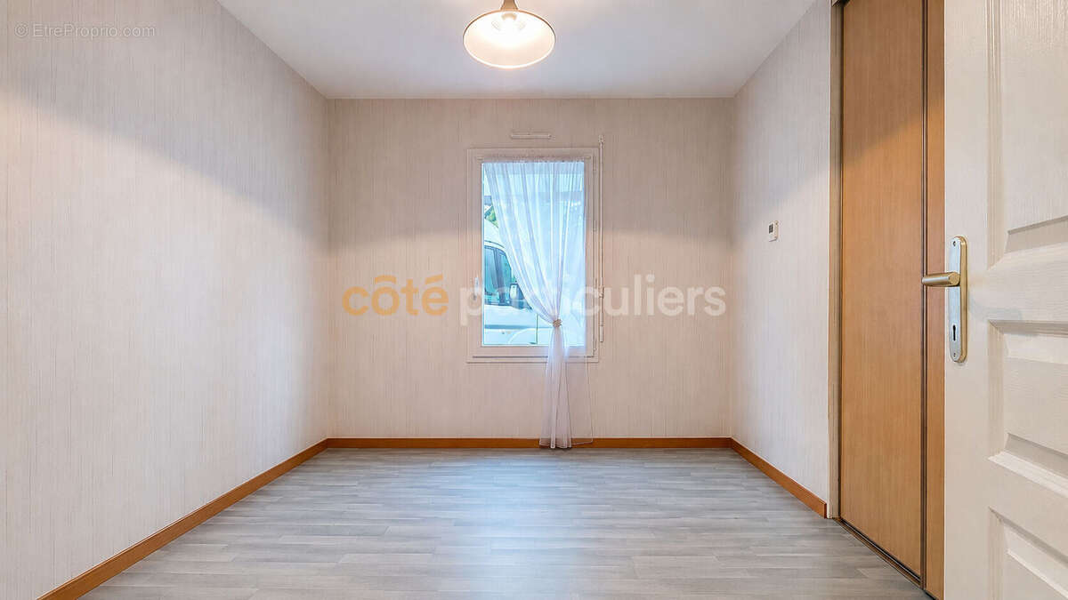 Sous compromis -- la roche-sur-yon -- quartier belle place -- maison 5 pieces -- 159 m2 -- jardin -- veranda - photo 14