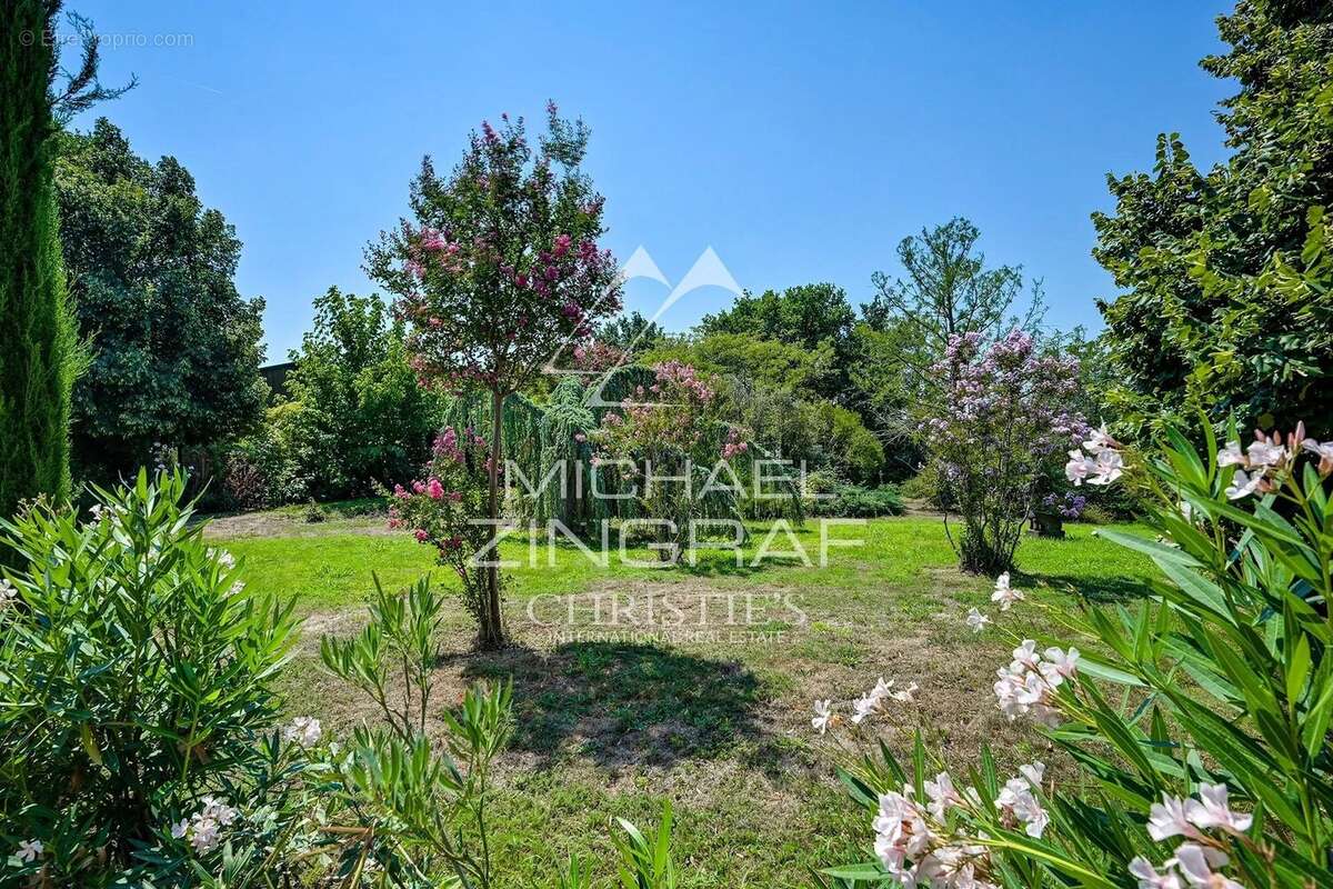 À quelques minutes du cœur d'Aix-en-Provence – Propriété d'exception de 12 pièces de 650 m² sur 1,2 hectares - photo 17