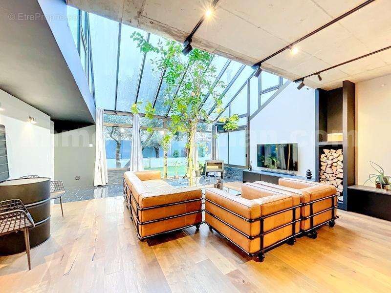 Maison_Mitoyenne_Annemasse_grand_espace_Toit_cathedrale_proche_ecole_genève_frontière_suisse_ceva_bus_commerces_lumineux_calme_sejour_ - Maison à AMBILLY