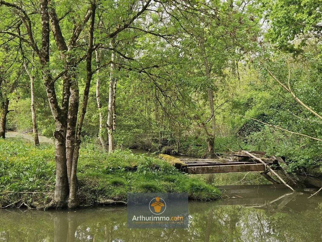 Terrain à SAINT-HILAIRE-LA-PALUD