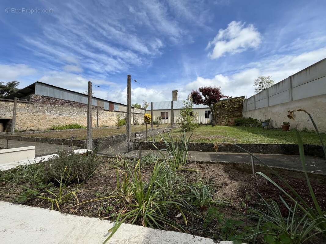 Maison 84 m² à Le Breil-Sur-Merize  - photo 3