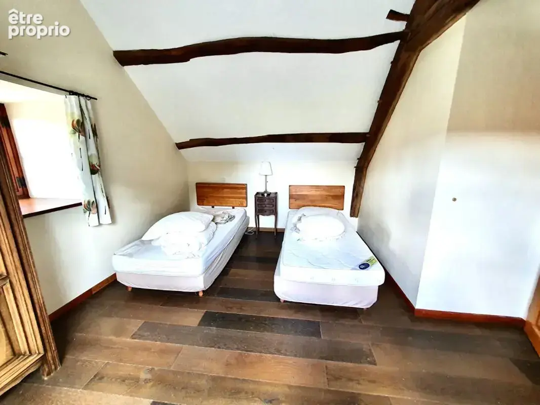 Sally HICKEY vous présente un ensemble de 4 maisons en excellent état et piscine chauffée au bourg. 12 chambres, 8 salles de bai - photo 13