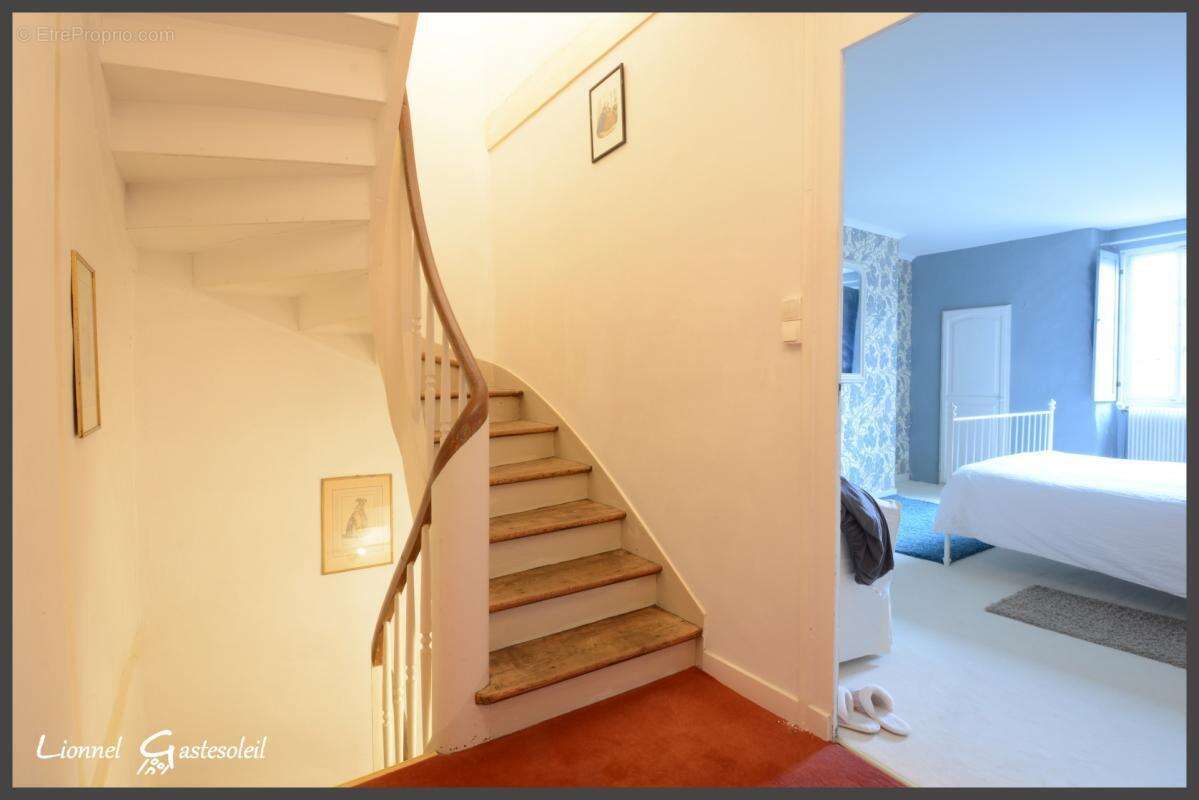 Maison à vendre 3/4 chambres à colombages au cœur de la bastide, idéale pour vivre ou investir à deux pas de la Dordogne à SAINT - photo 6