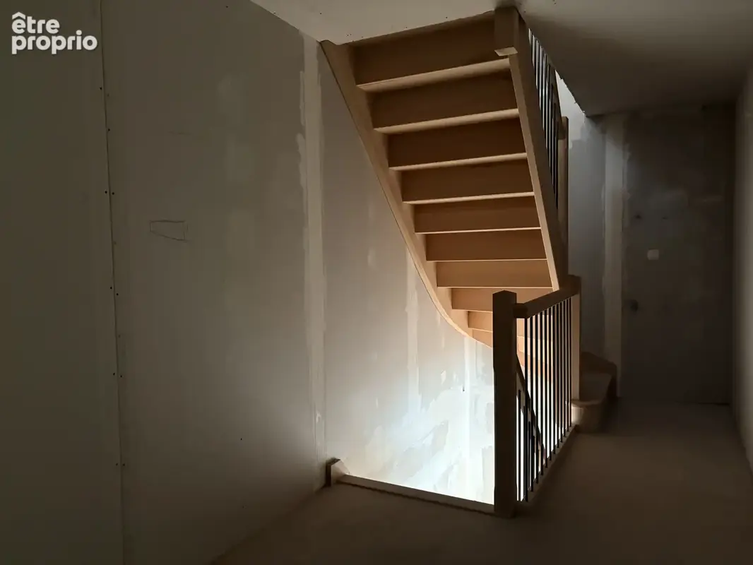 Immeuble avec local commercial loué et appartement à fort potentiel   Centre de Gannat - photo 5