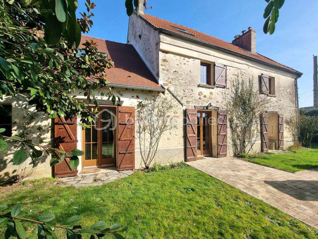 Maison à SAINT-CYR-SUR-MORIN
