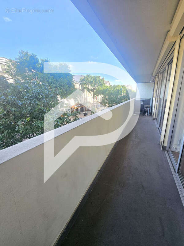 Appartement à CHARENTON-LE-PONT