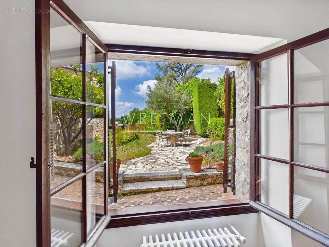Maison à CHATEAUNEUF-GRASSE