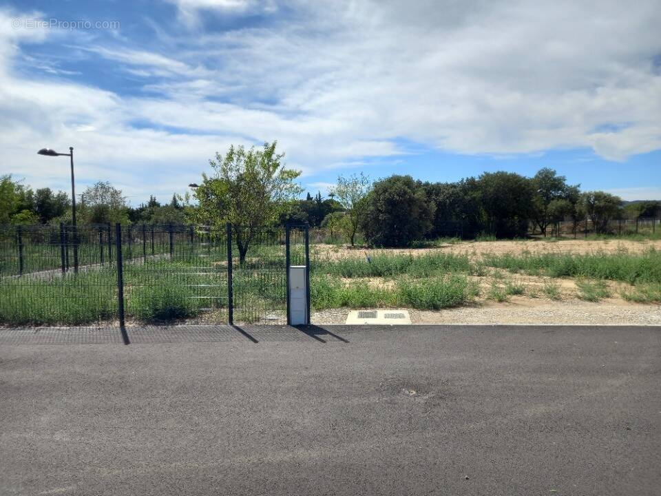 Terrain à LAUDUN-L'ARDOISE