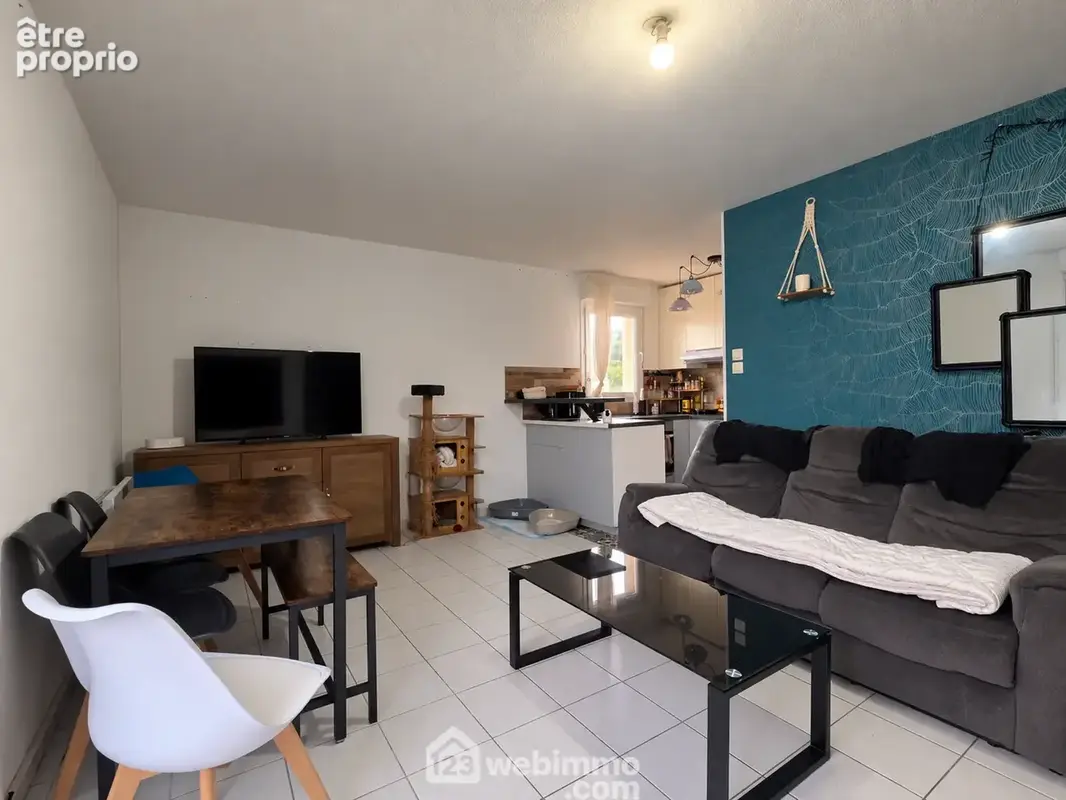 Une pièce de vie agréable réunissant harmonieusement salon et espace repas