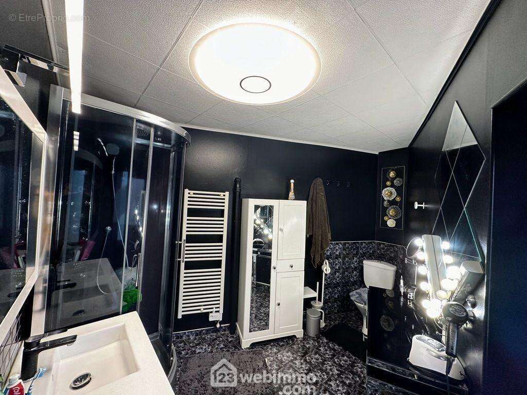 ... avec salle de douche privative... - Maison à VIHIERS