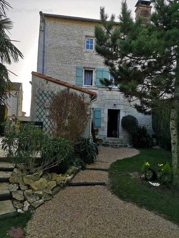 Maison à FRONTENAY-ROHAN-ROHAN