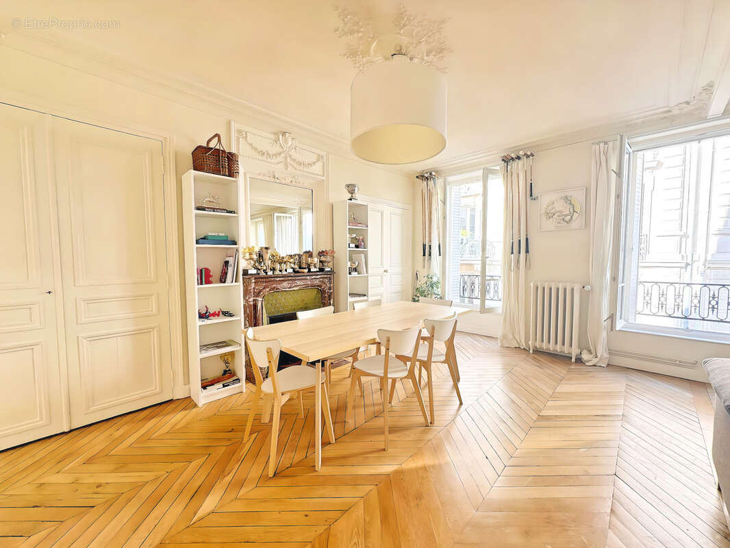 Appartement à PARIS-16E