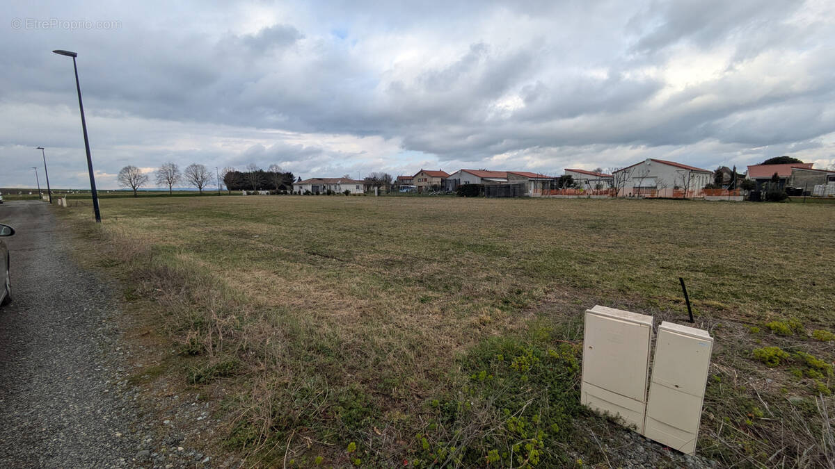 Terrain à MARINGUES