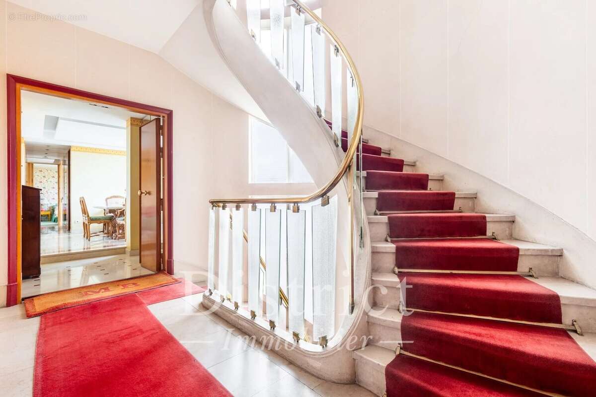 Trocadéro. Vue Tour Eiffel et balcon pour cet appartement de 112m² en étage élevé. - photo 13