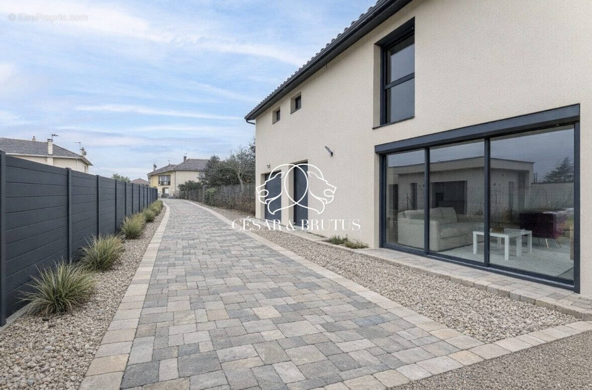 photo non contractuelle avec aménagement extiérieur - Maison à DECINES-CHARPIEU