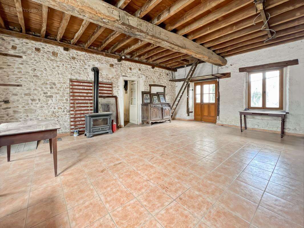  Bâtisse en pierres avec dépendances et fort potentiel à Saint-Péravy-la-Colombe  - photo 3