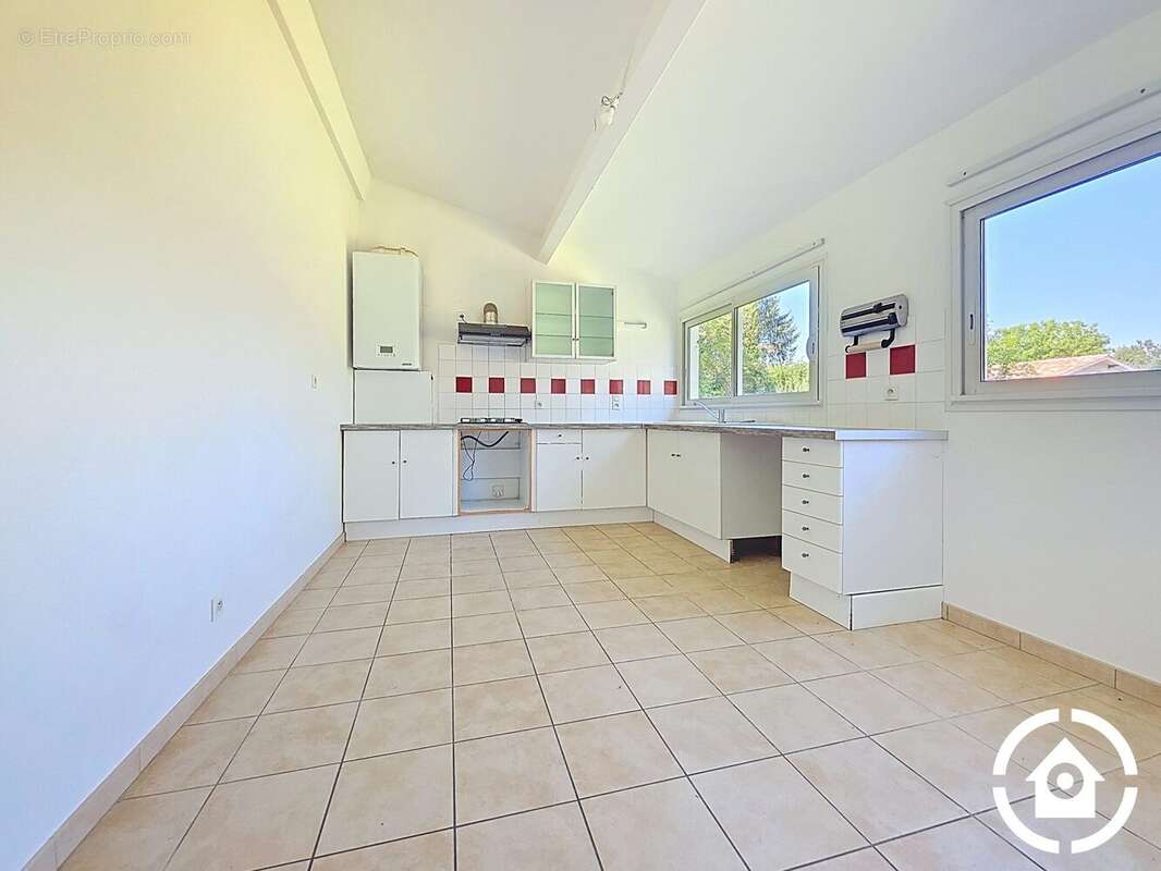 Maison à GENSAC-LA-PALLUE