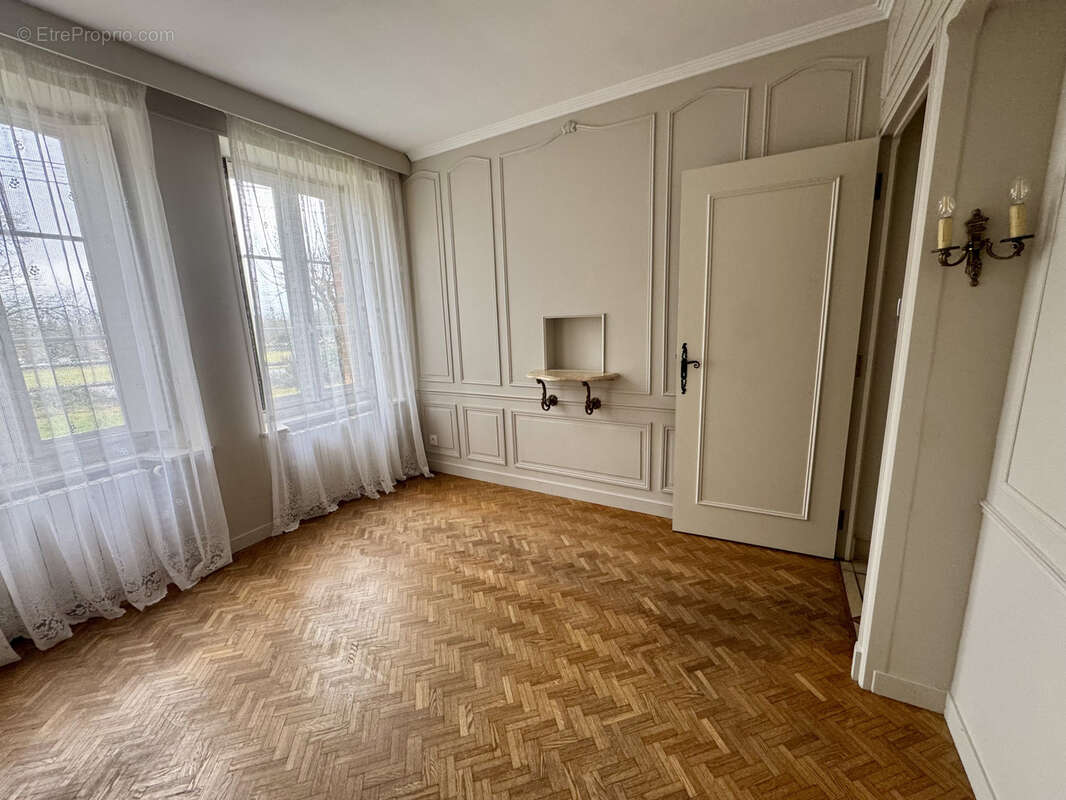 Maison à SAINTE-GENEVIEVE-DES-BOIS
