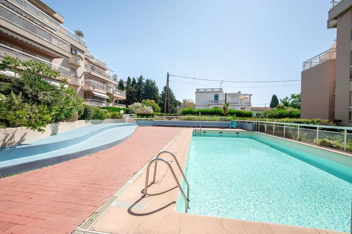VENDU - Exclusivité  - JUAN-LES-PINS - Magnifique 3P avec terrasse de 40m² - piscine - parking en sous sol - à 150 m des plages - photo 18