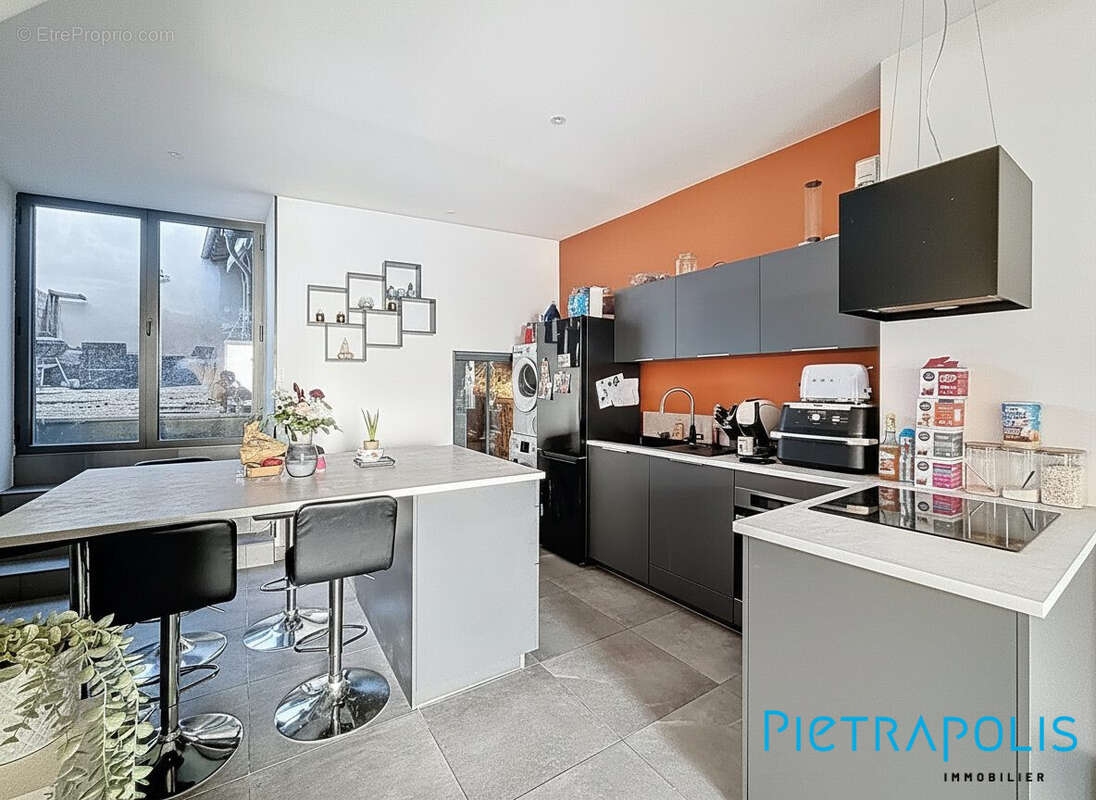 Cuisine donnant sur la terrasse et la cave  - Maison à TARARE