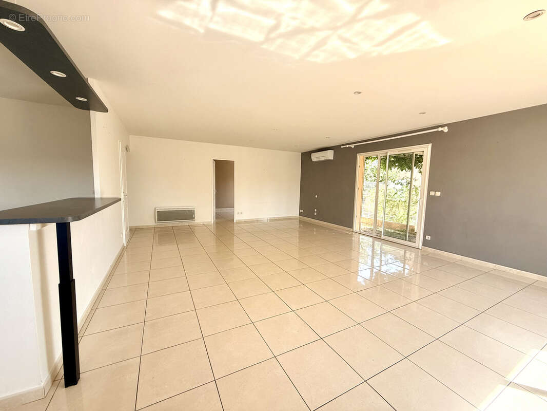 Vente villa plain pied 3 faces de type  et garage, 66300 Trouillas. - photo 3