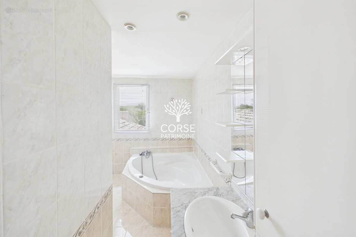Maison avec appartement indépendant sur terrain piscinable et constructible - photo 16