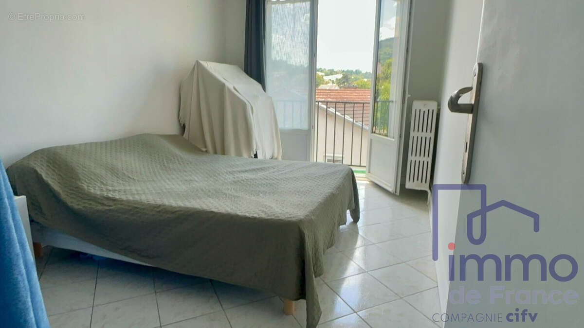 Appartement 55 m² à Le Chambon-Feugerolles  - photo 6
