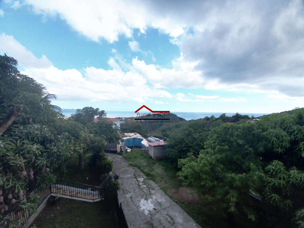 Piscine en fin de propriété - Maison à SCHOELCHER