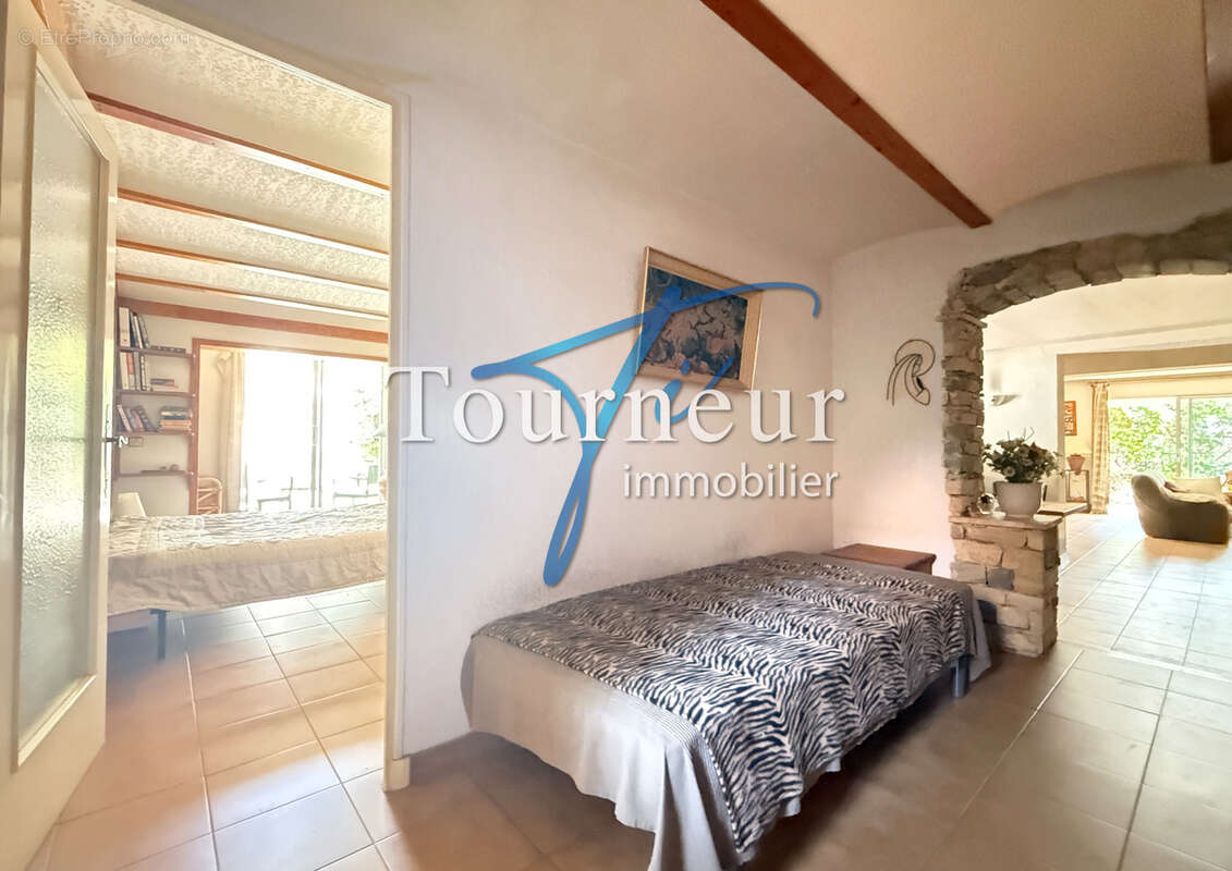 Tres rare sanary hypercentre villa traditionnelle de 183m2 divisee en deux grands appartements - photo 13