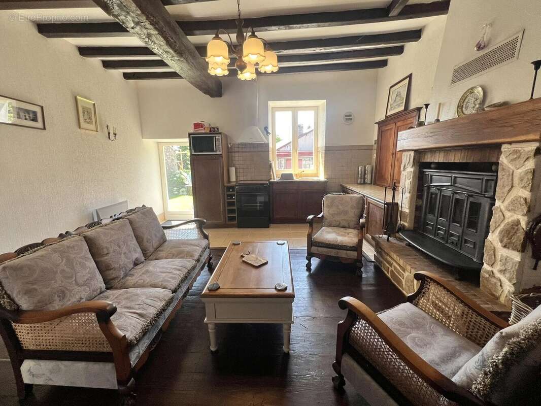 Charmante maison en pierre de deux chambres, granges et jardin - photo 2
