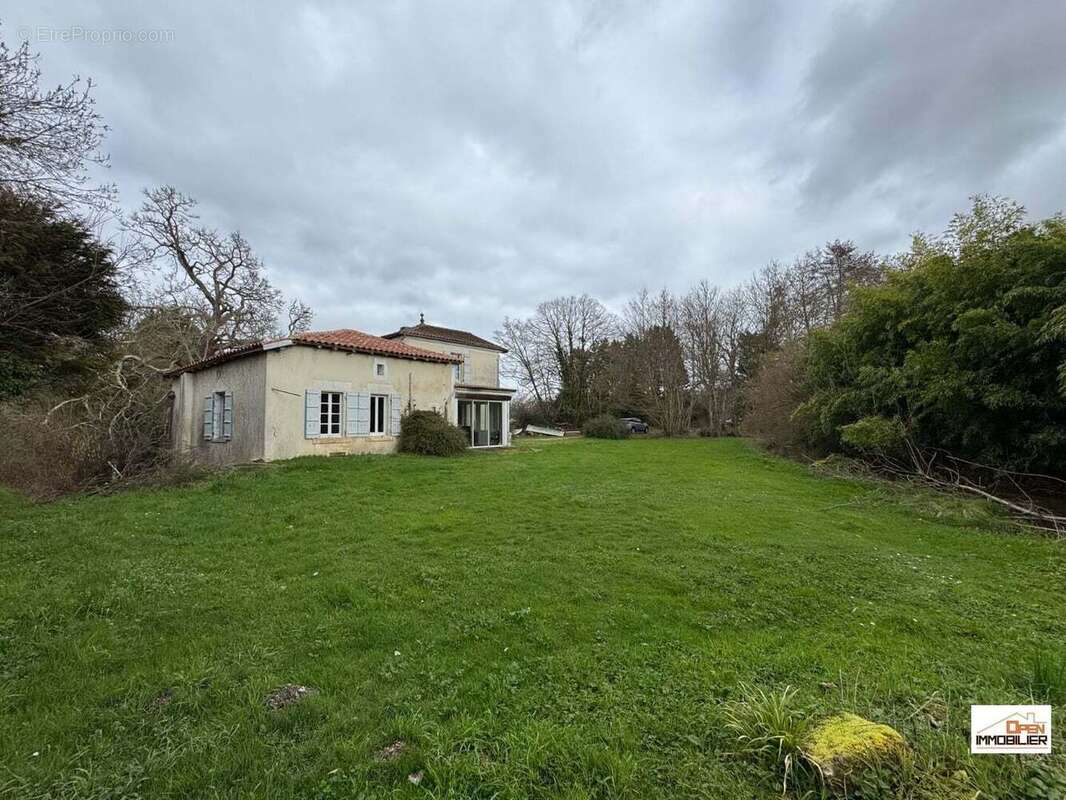 Maison 174 m² à Reignac  - photo 7