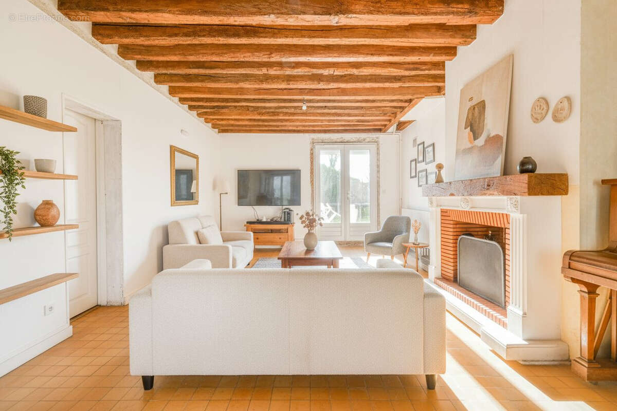 Photo réalisée avec une IA - Maison à PEROY-LES-GOMBRIES