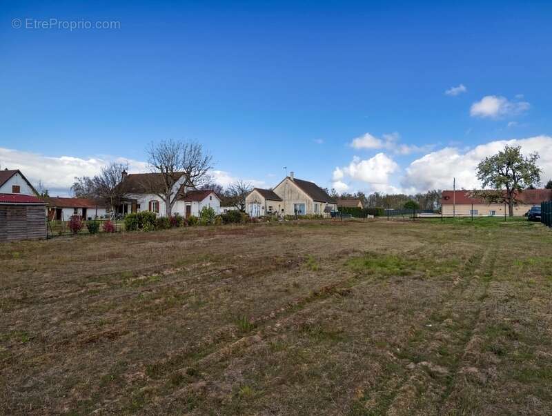 Terrain à OUROUX-SUR-SAONE