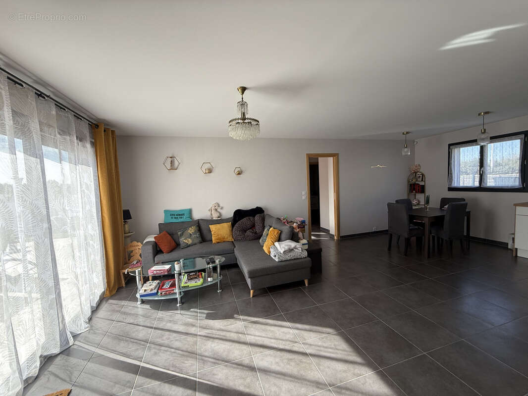 Maison à SAINT-CHAPTES