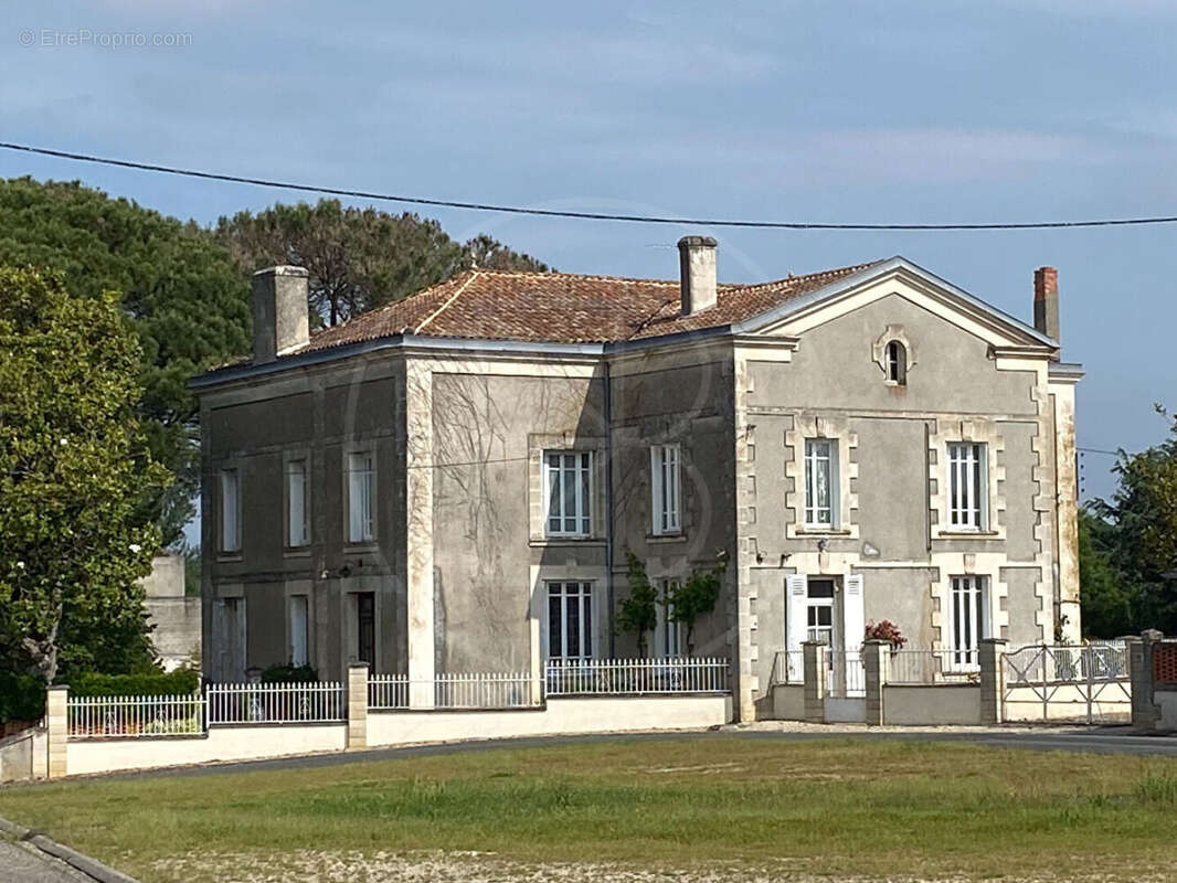 Maison à COUTRAS