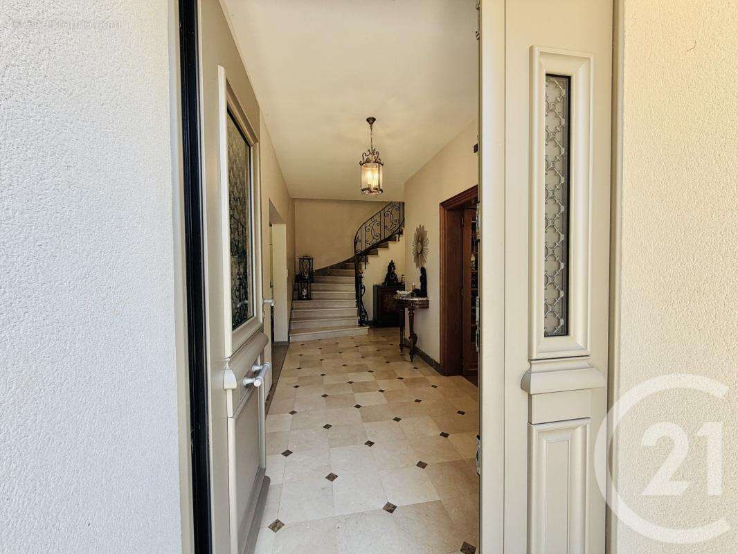 Maison 189 m² à Saint-Priest-Taurion  - photo 3