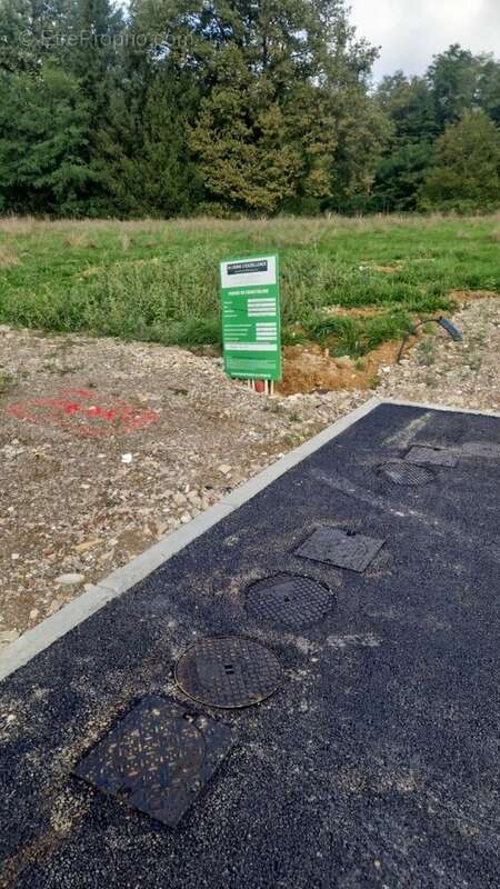 Terrain à NEUVILLE-SUR-AIN