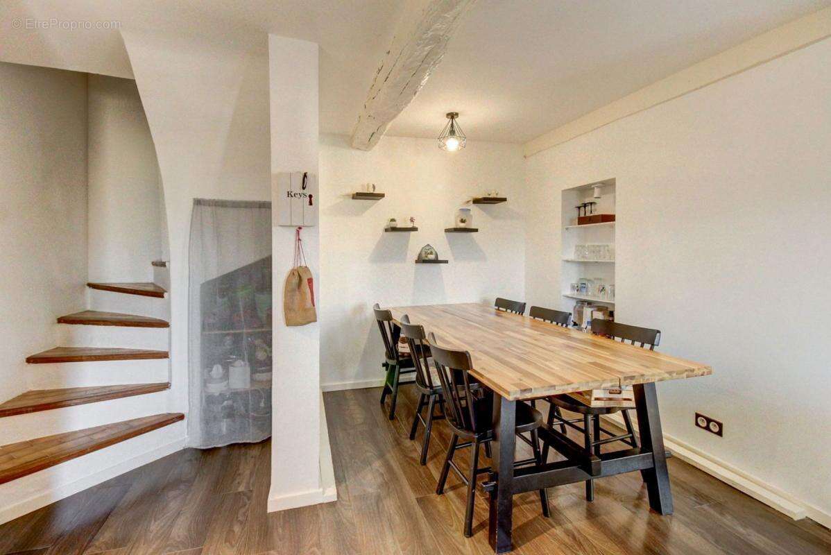 Maison à CHATEAUNEUF-VILLEVIEILLE