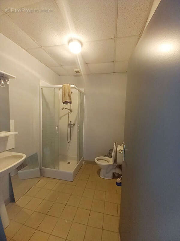 Commerce à MONTOURS